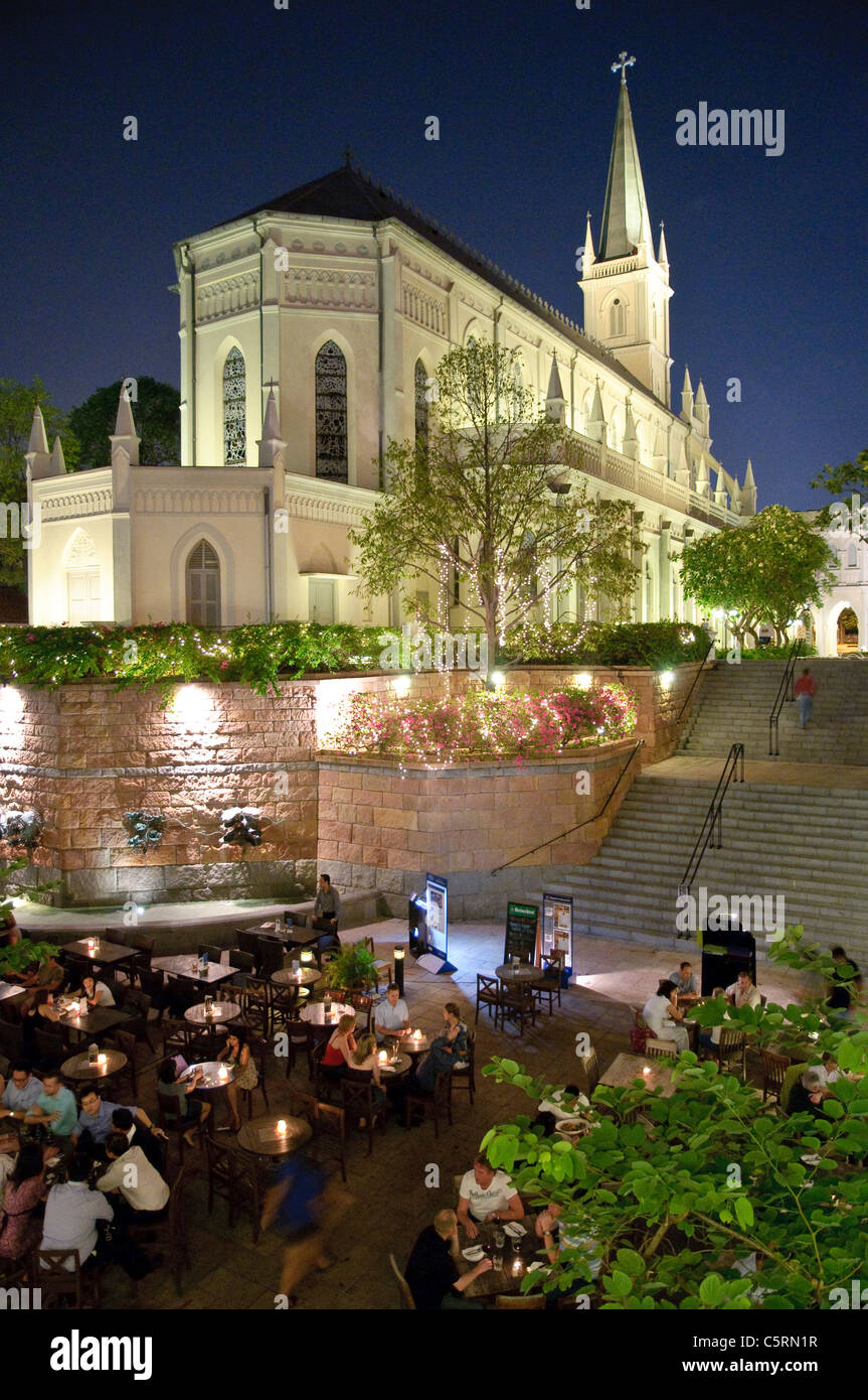 Ristoranti e bar presso la Fountain Court di notte con la chiesa di ex convento Chijmes, vita notturna, Singapore, Sud-est asiatico Foto Stock