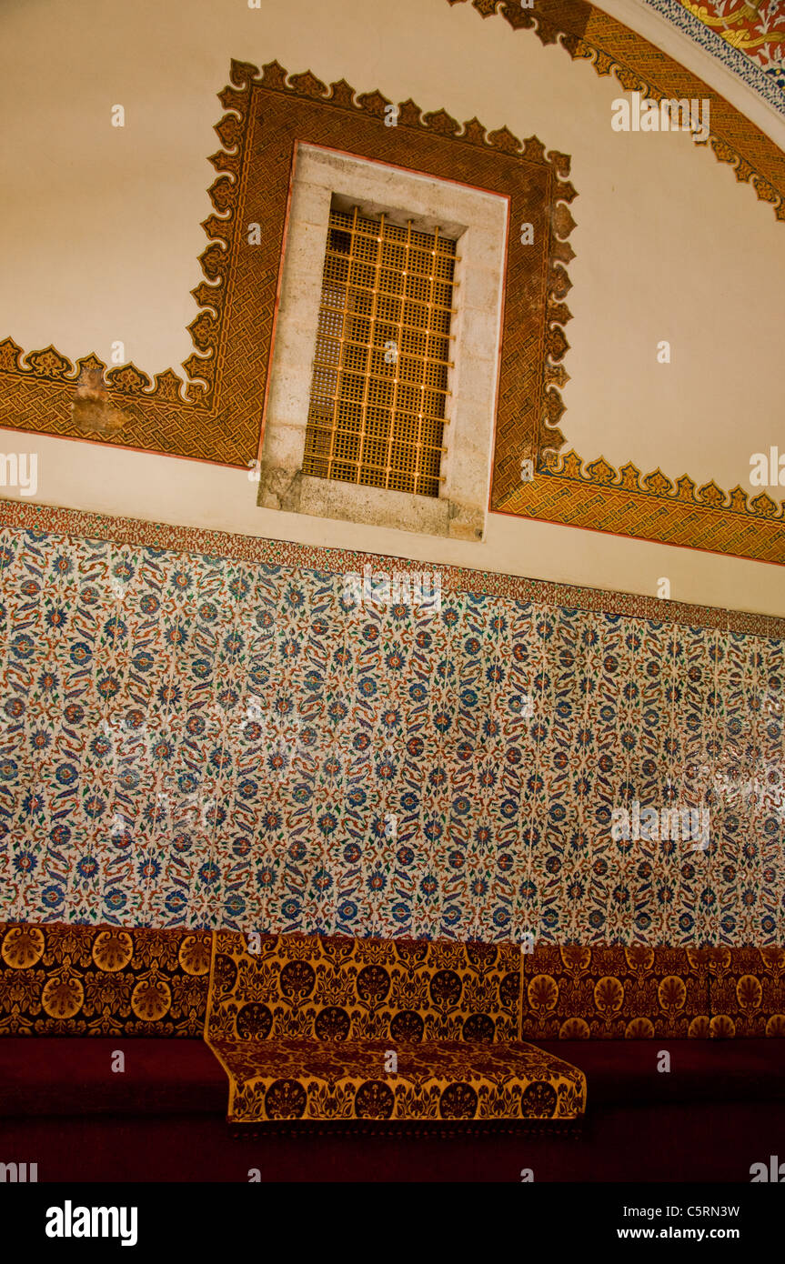 Sultan's hidden camera al di sopra del primo ministro sedia, il palazzo di Topkapi, Istanbul, Turchia Foto Stock
