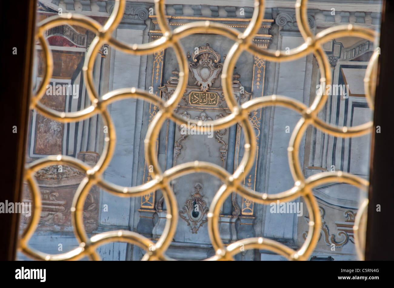 Barre dorato attraverso la finestra, guardando dall'harem, Il Palazzo di Topkapi, Istanbul, Turchia Foto Stock