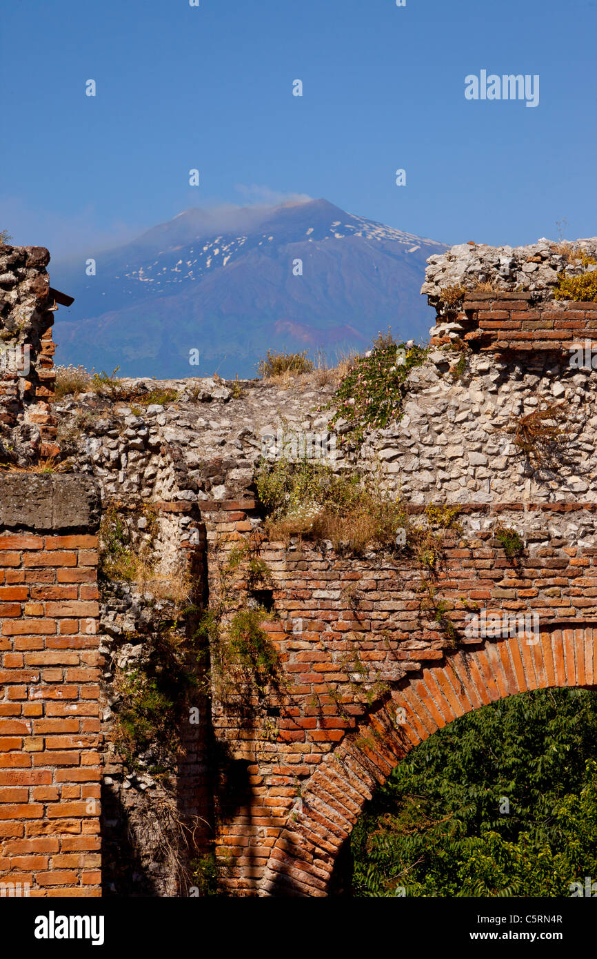 Le rovine del Teatro Greco (Teatro Greco) a Taormina con fumatori Mt. Al di là dell'Etna, Sicilia Italia Foto Stock