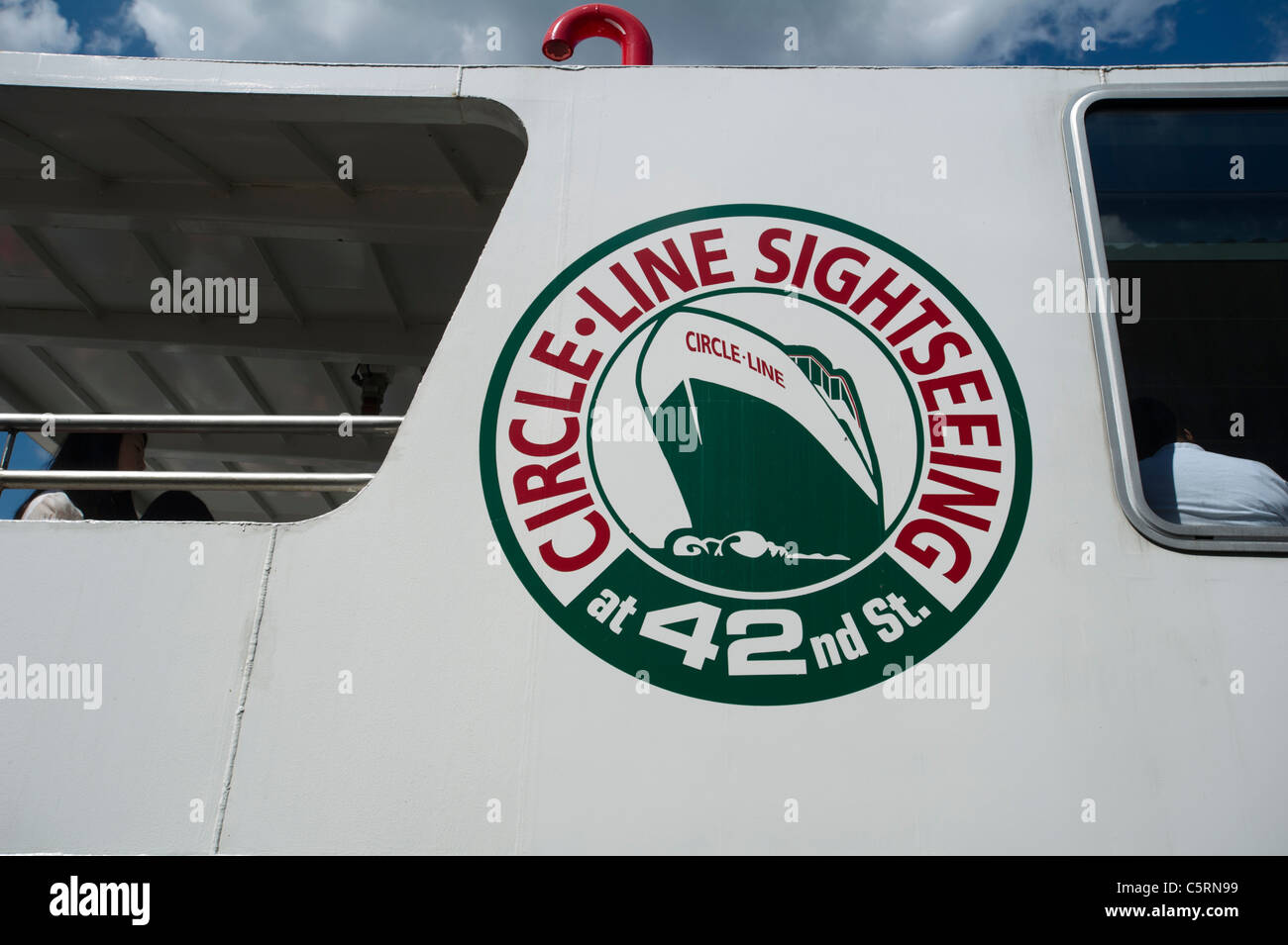 Circle-Line sightseeing a 42nd st. Il logo visto su un cerchio di barca di linea Foto Stock