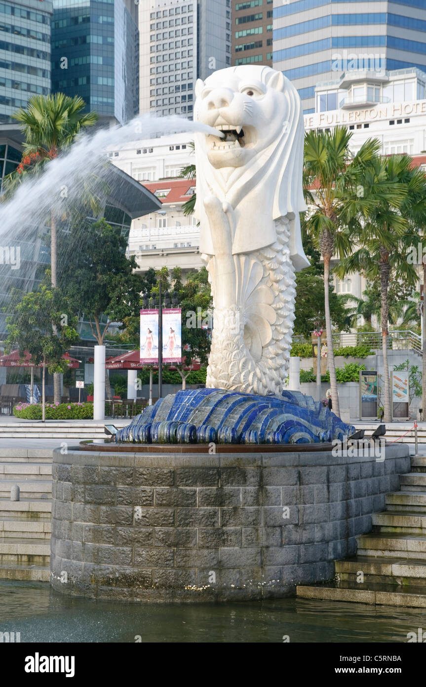 Il Merlion di Marina Bay, Singapore punto di riferimento della città progettata dall'artista Fraser Brunner nel 1964, a Singapore, in Asia Foto Stock