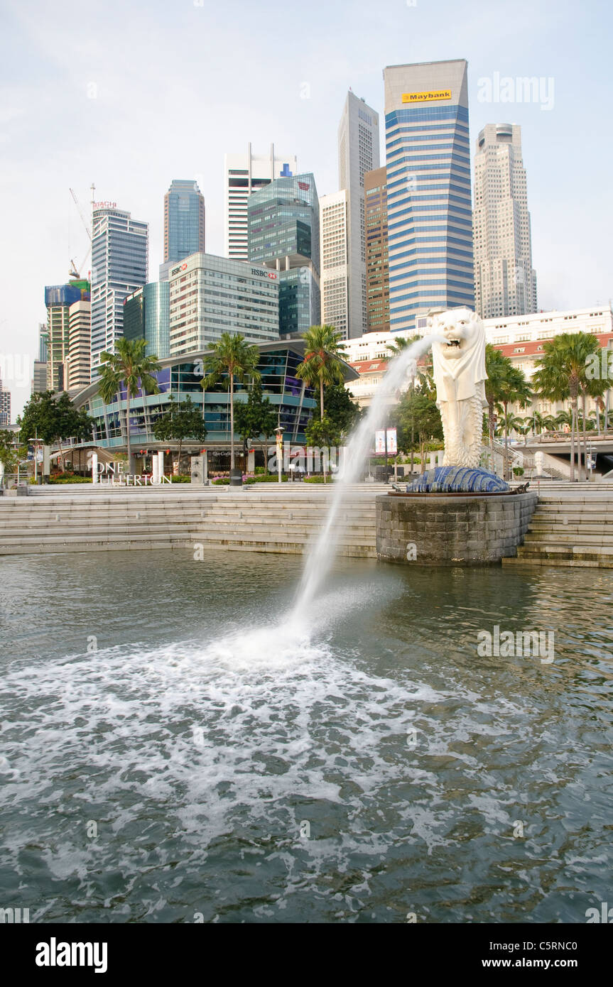 Il Merlion di Marina Bay, il punto di riferimento della città progettata dall'artista Fraser Brunner in 1964, skyline, Singapore Foto Stock