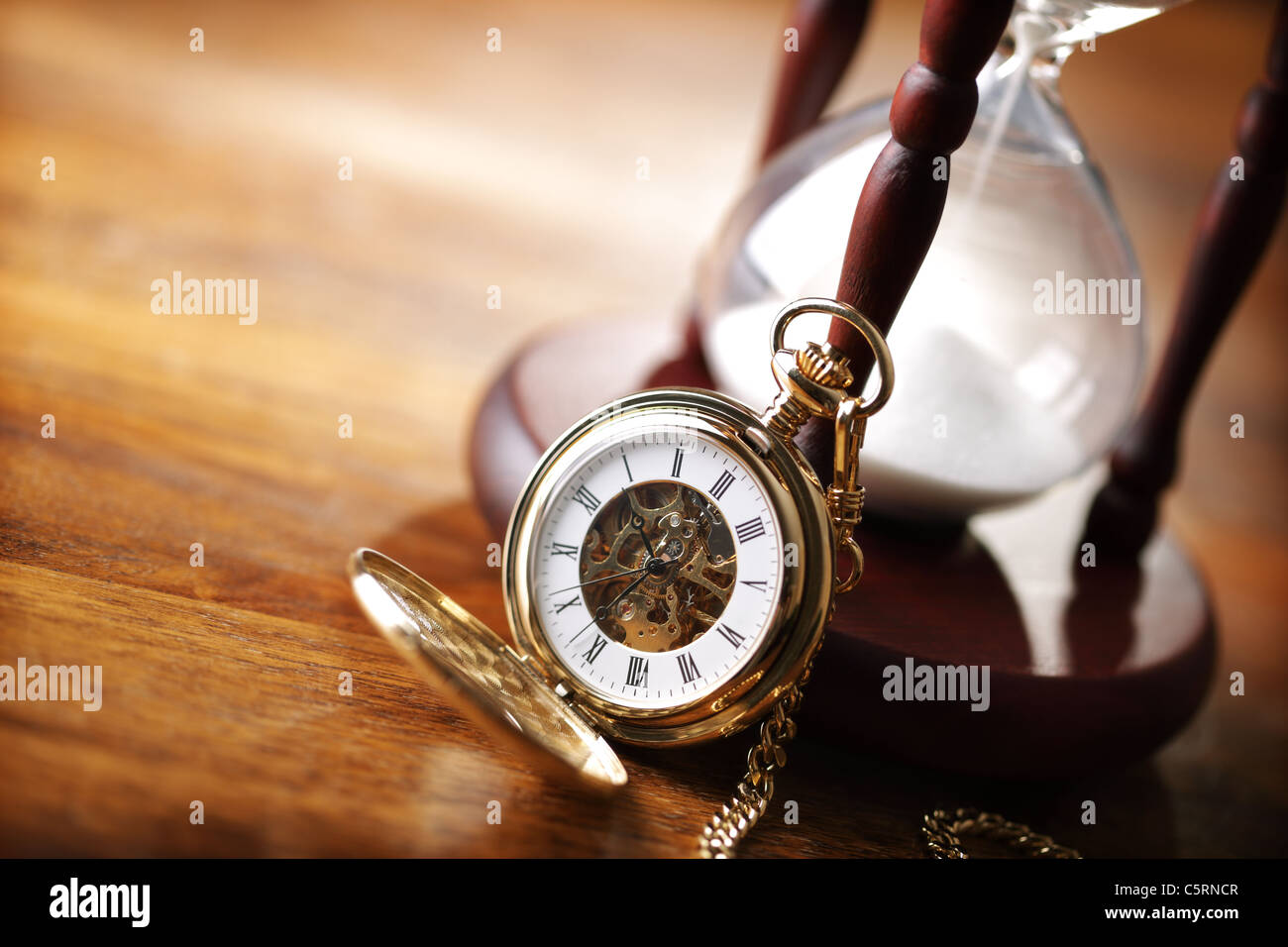 Oro orologio da tasca e Clessidra Foto Stock