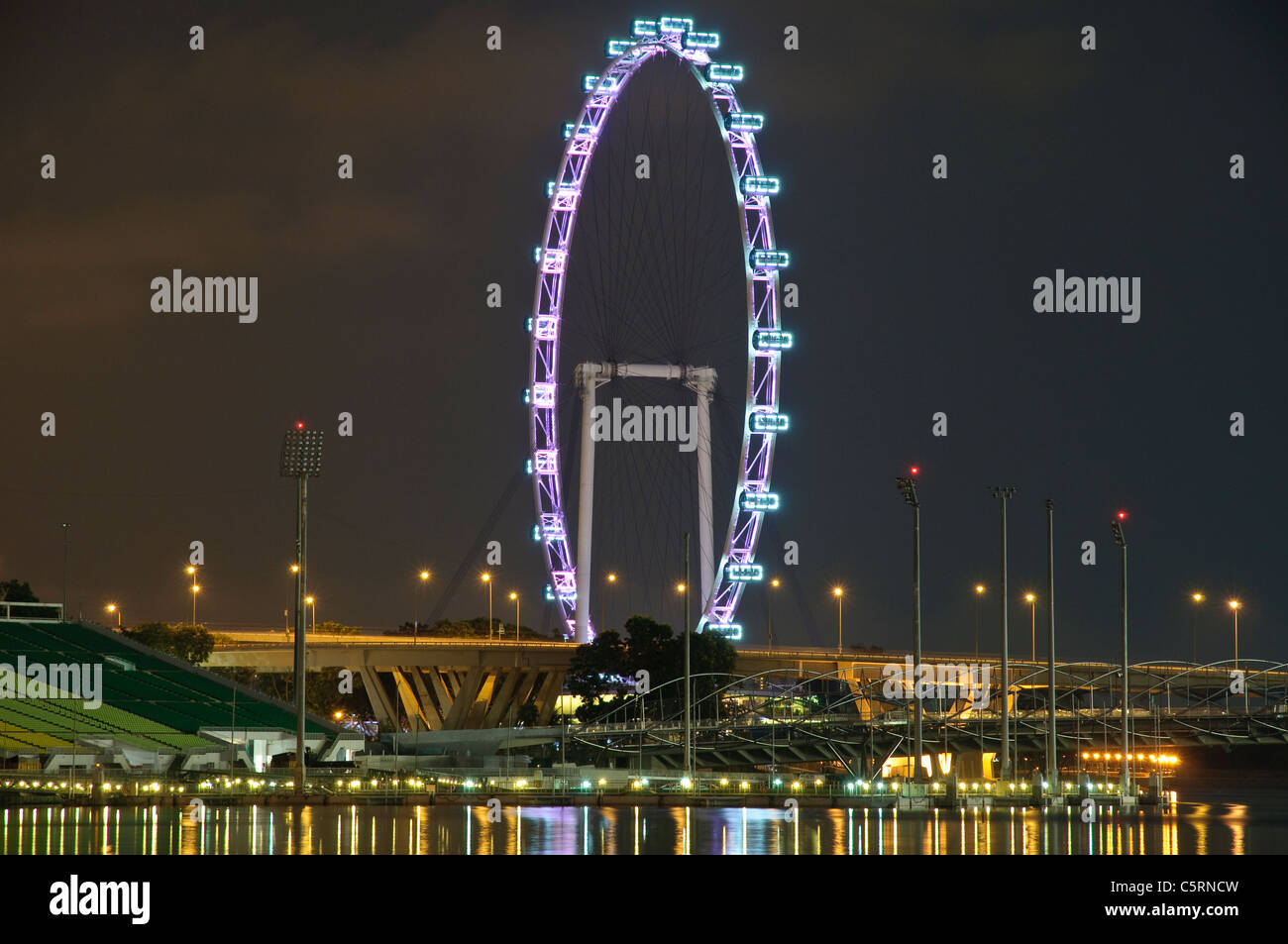 Singapore Flyer di notte, la più grande ruota panoramica del mondo, Singapore, Sud-est asiatico, in Asia Foto Stock