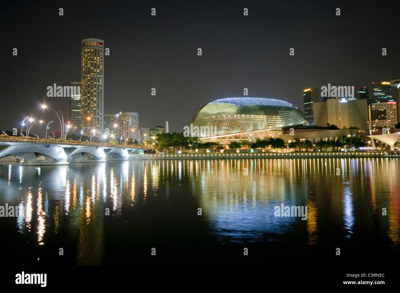 Esplanade Concert Hall di Marina Bay con skyline notturno, Singapore, Sud-est asiatico, in Asia Foto Stock