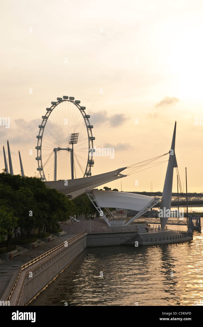 Singapore Flyer all'alba, e la più grande ruota panoramica del mondo, Singapore, Sud-est asiatico, in Asia Foto Stock