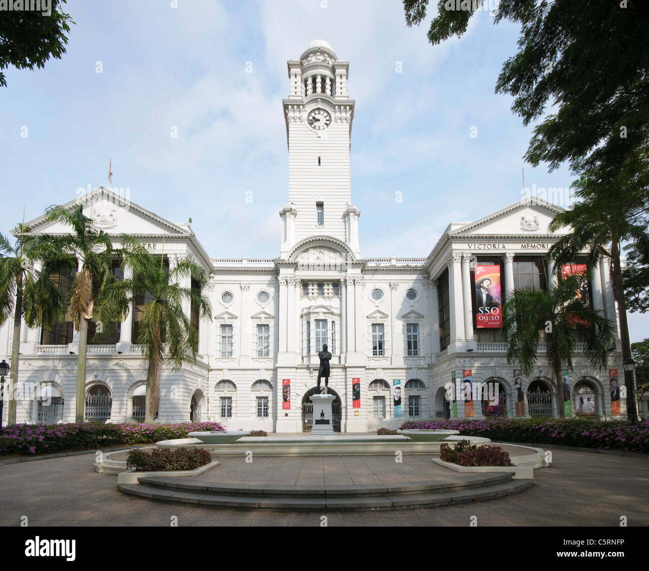 Statua di Sir Thomas Stamford Raffles Bingley, fondatore di Singapore, Imperatrice posto nella parte anteriore del Victoria Theatre, Singapore Foto Stock