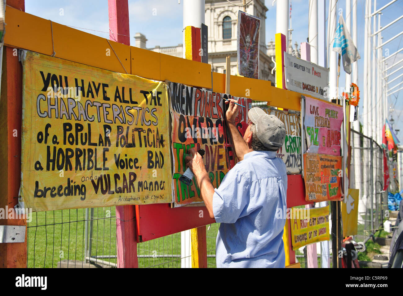 La scrittura di protesta camp cartelloni in piazza del Parlamento, Westminster, City of Westminster, Greater London, England, Regno Unito Foto Stock