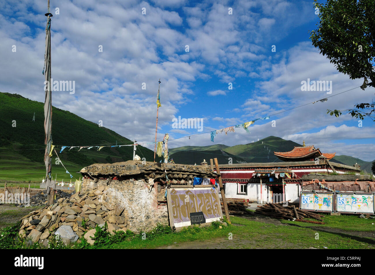 Una vecchia casa di villaggio tibetano. Sichuan, in Cina. Foto Stock