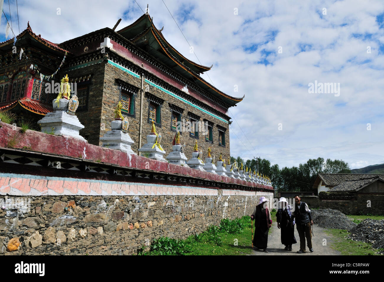 Tre tibetani cerchio intorno a un tempio con le preghiere. Danba, Sichuan, in Cina. Foto Stock