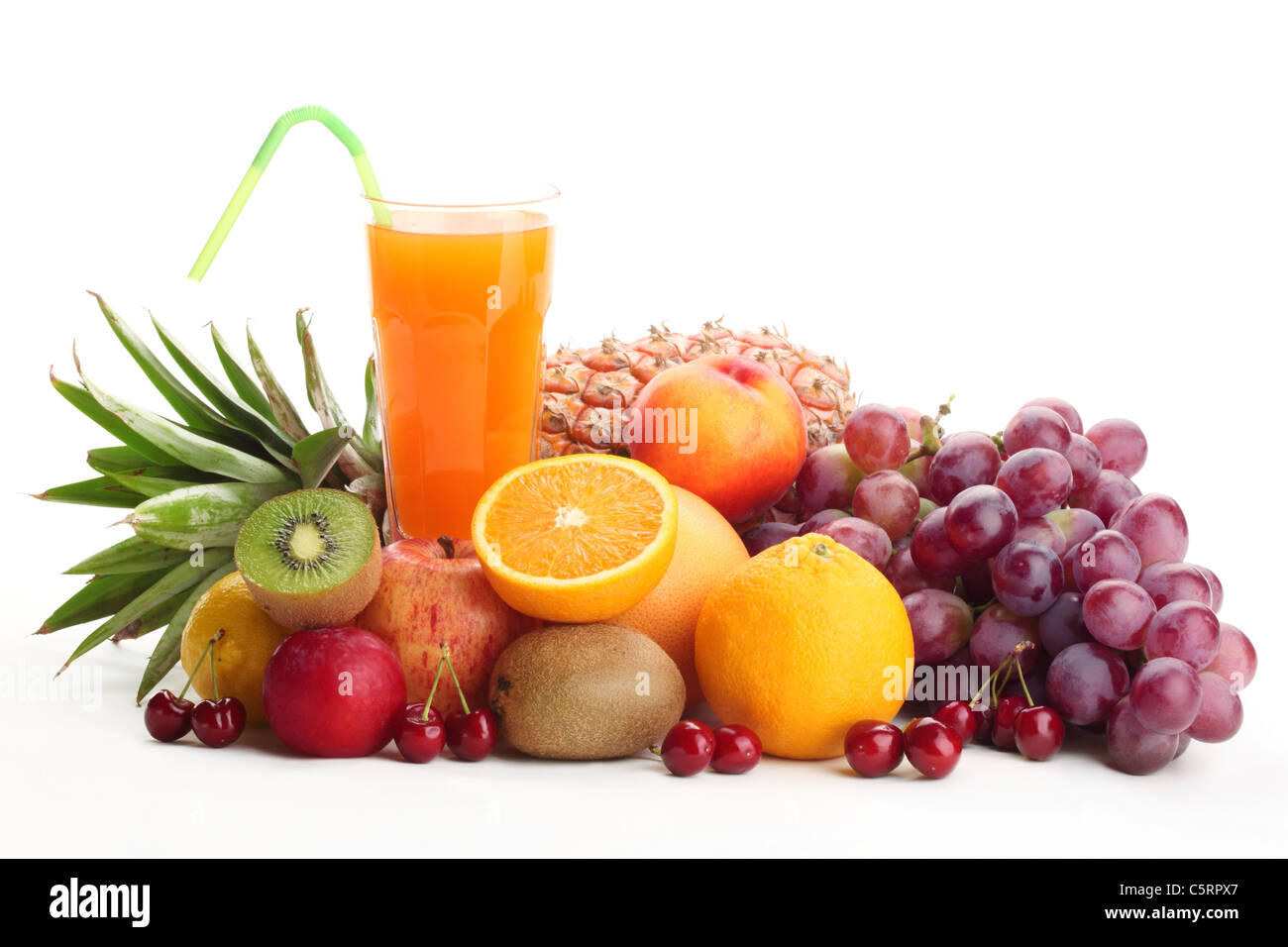 Pila di frutta con succo di frutta su sfondo bianco. Foto Stock