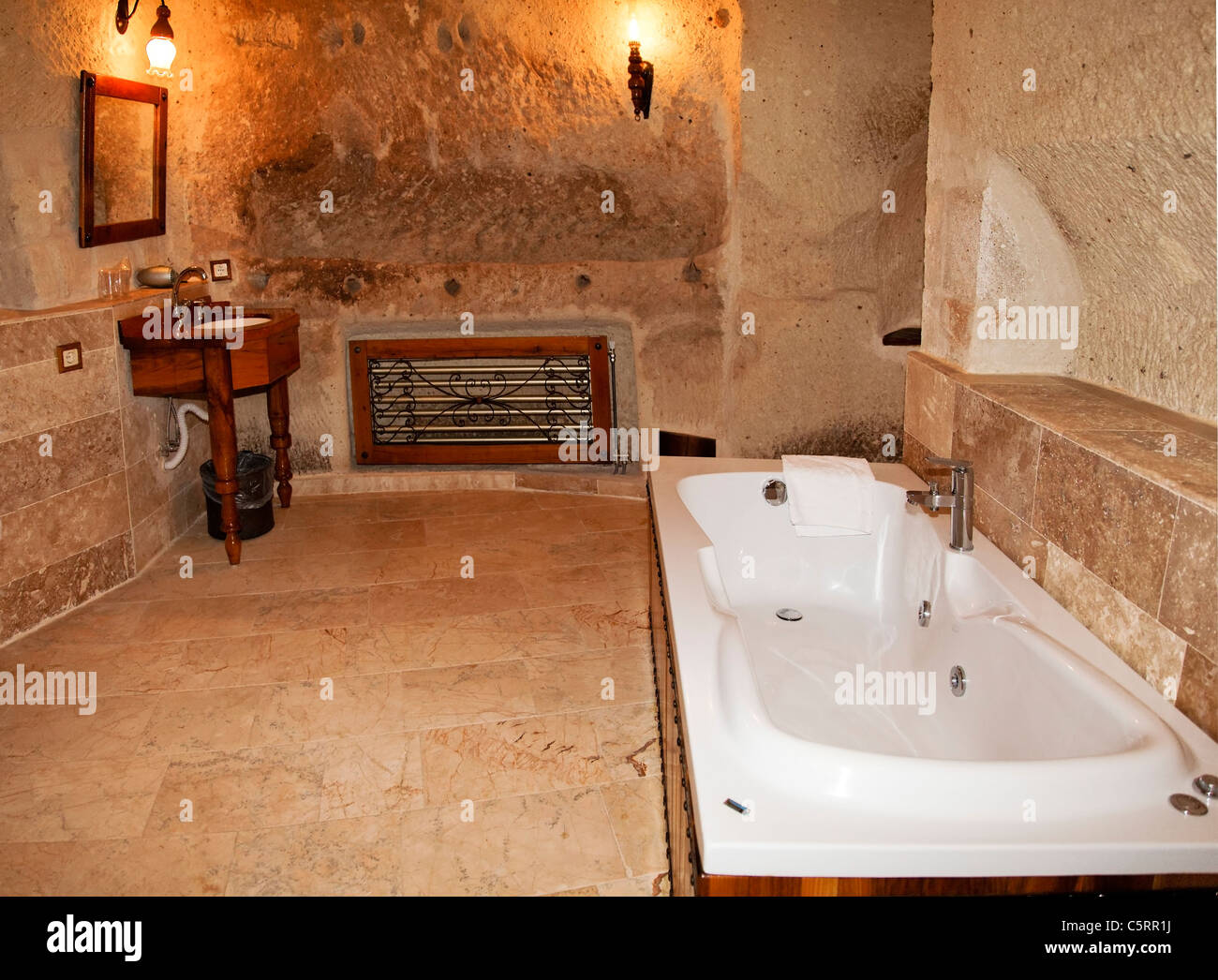 Lavori di ristrutturazione di un bagno con vasca, con pavimento in marmo e pareti di calcare in Cappadocia grotta Foto Stock