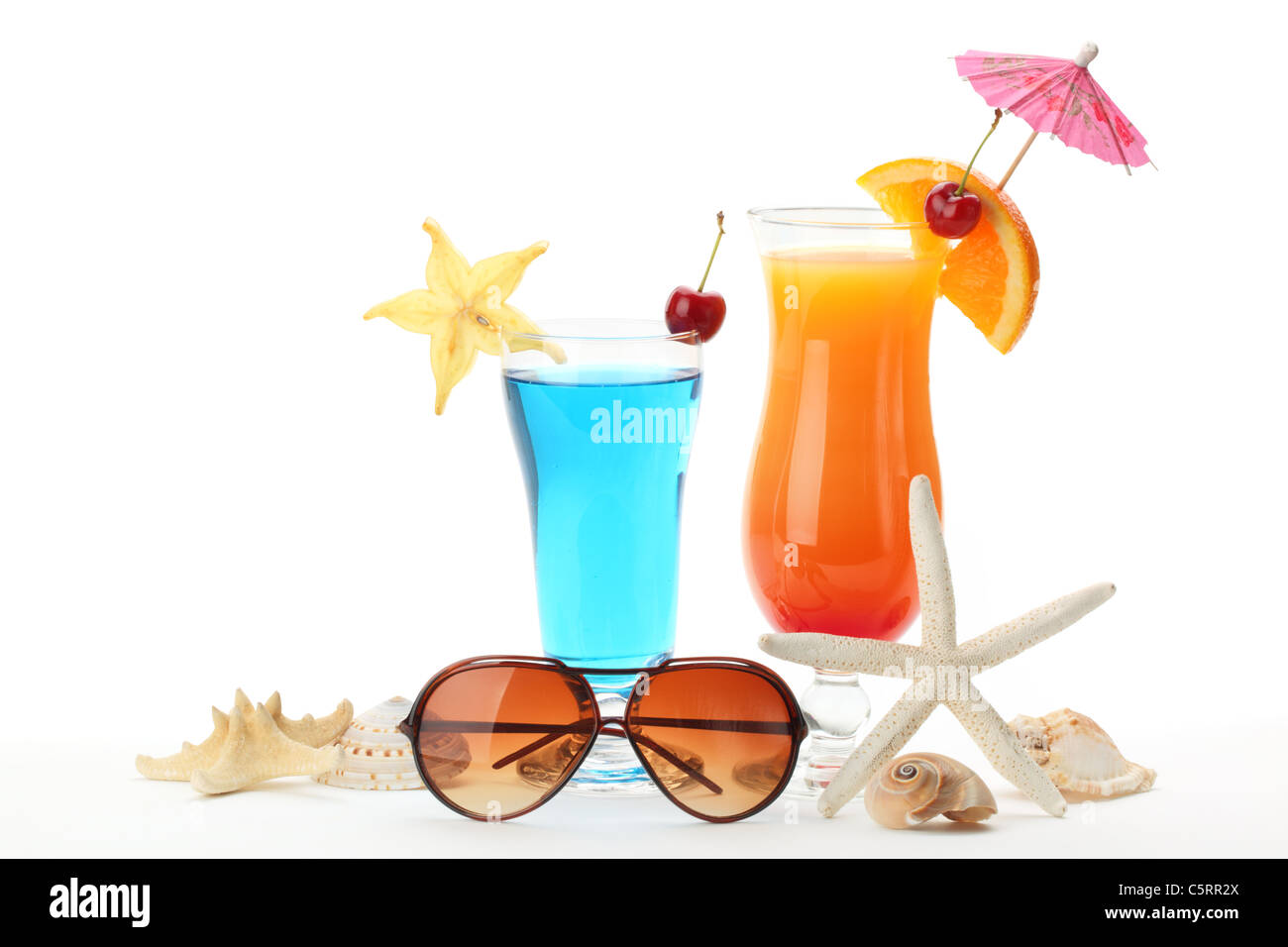 L'estate tropicale bere,Occhiali da sole e conchiglie su sfondo bianco. Foto Stock