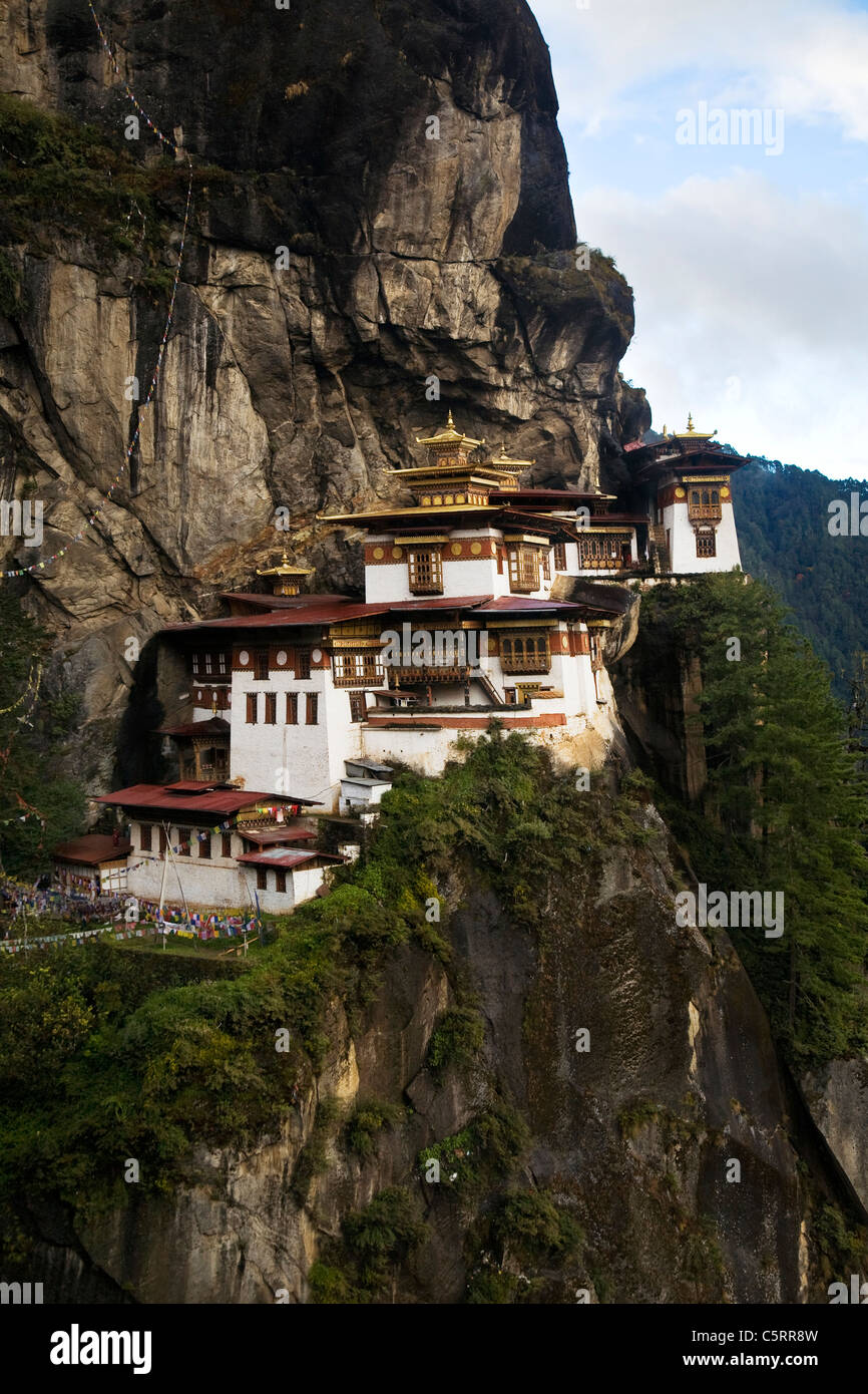 Vista del monastero di Taktshang arroccato su una scogliera a 900 metri al di sopra della valle. Paro, Bhutan. Foto Stock