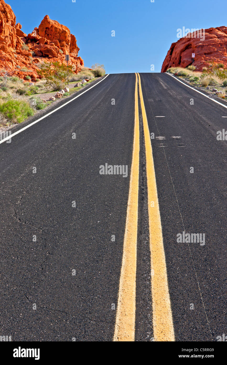 Strada nel deserto della Valle di Fire State Park, Nevada, STATI UNITI D'AMERICA Foto Stock