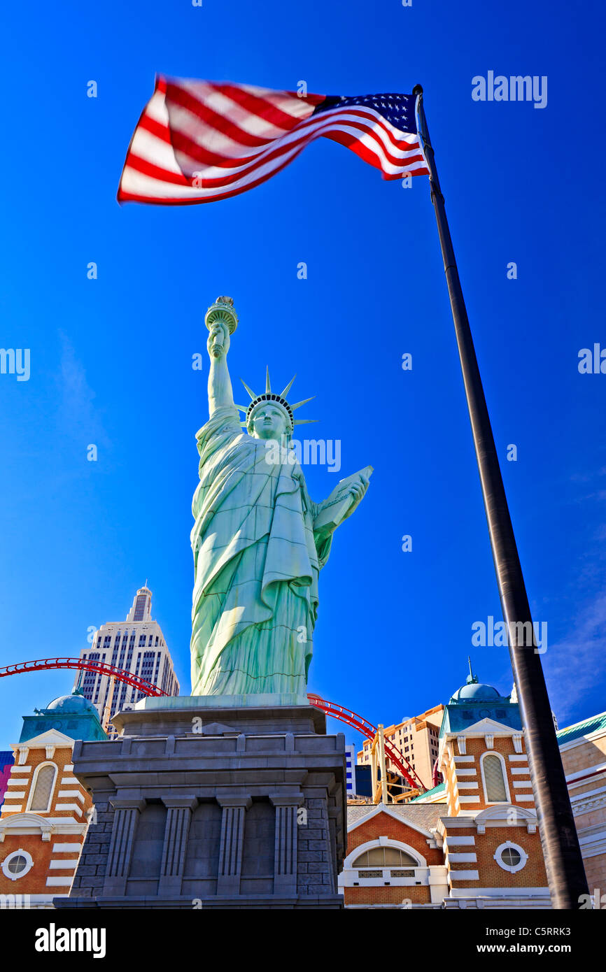 Statua della Libertà, New York New York Casino con bandiera americana, Las Vegas, Nevada, STATI UNITI D'AMERICA Foto Stock