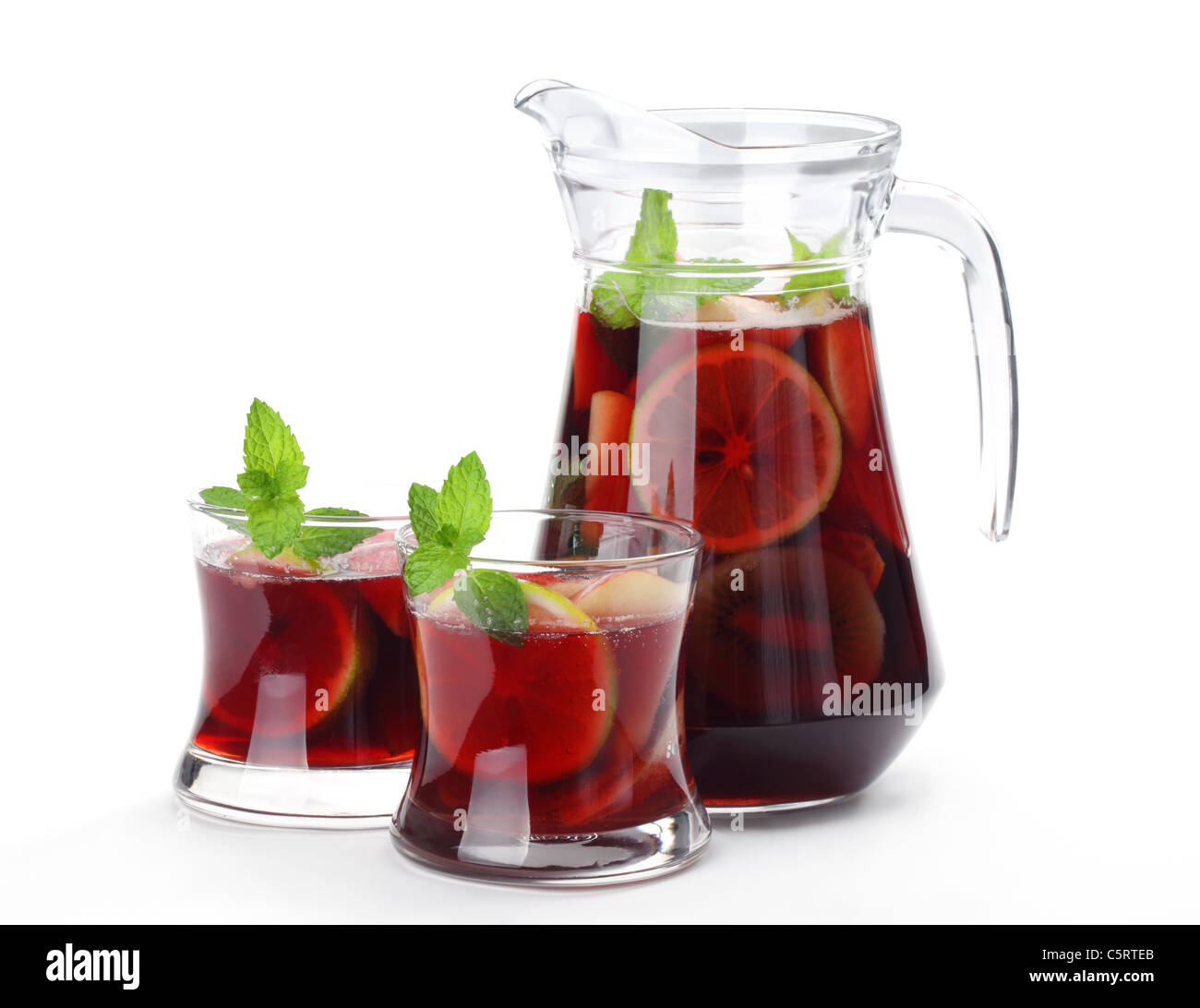 Rinfrescante sangria (punch) su sfondo bianco Foto Stock