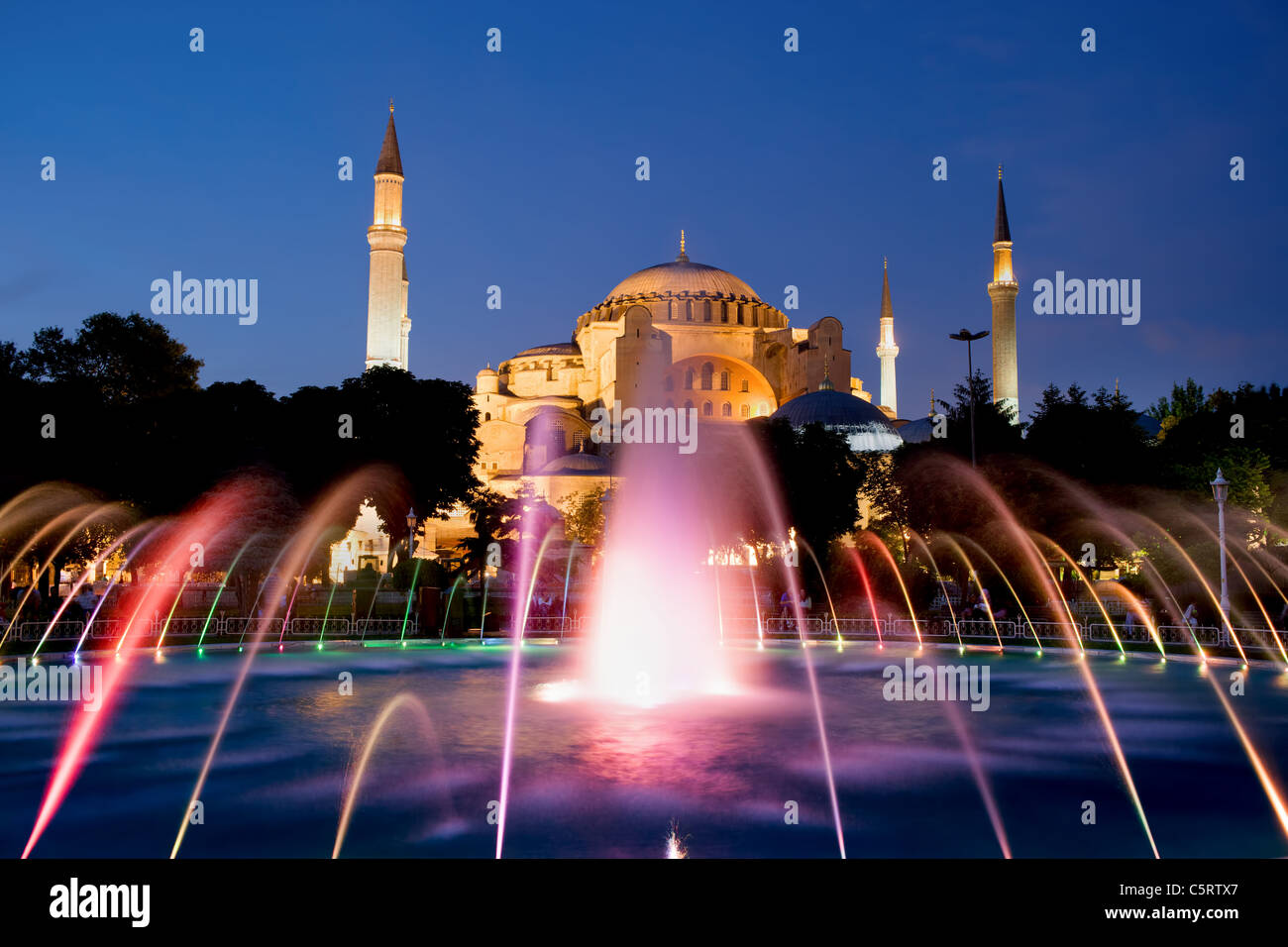 La Hagia Sophia architettura bizantina e una fontana illuminata al crepuscolo, famoso punto di riferimento storico di Istanbul, Turchia Foto Stock