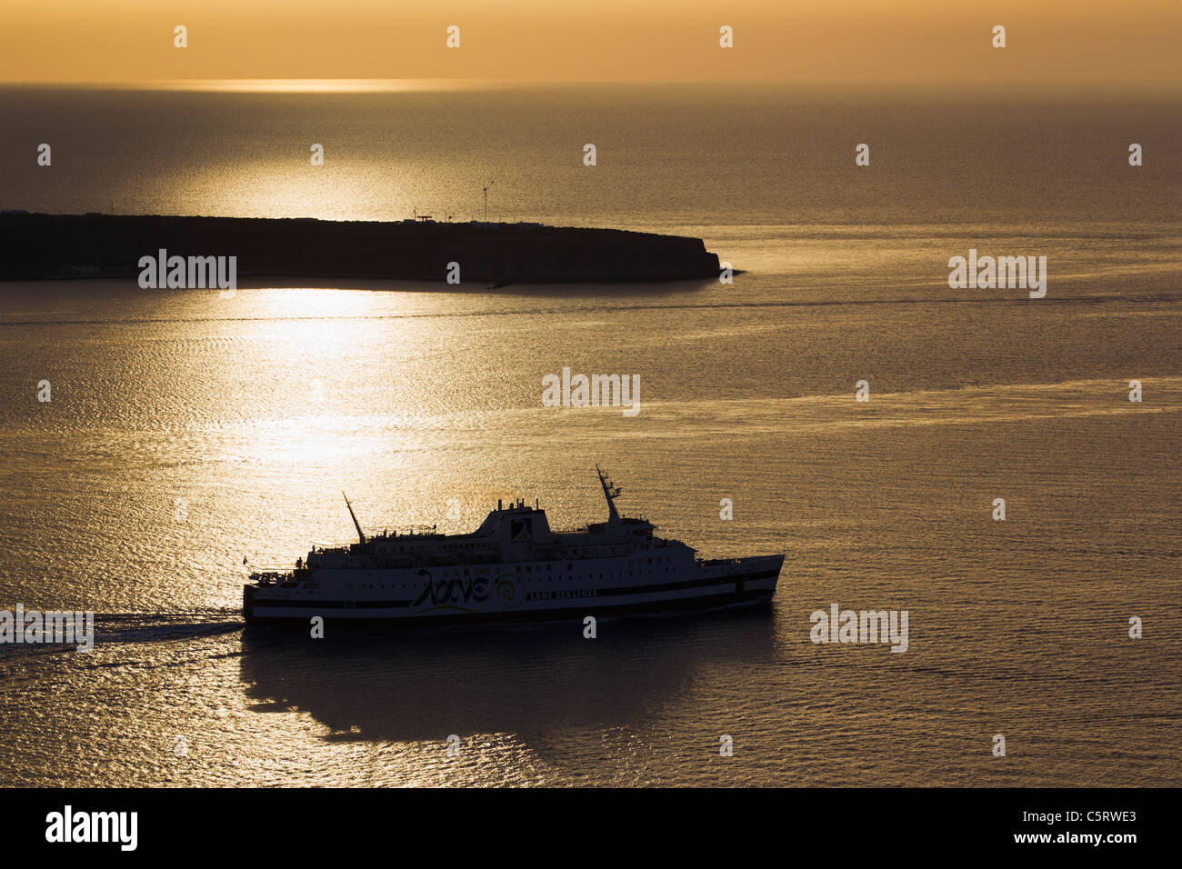 Europa, Grecia SANTORINI, CICLADI, Santorini, crociera nel mare Egeo al tramonto Foto Stock