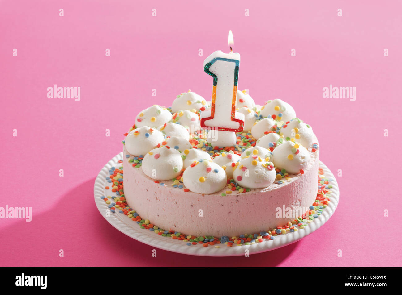 Torta di compleanno e la torta di panna con candela che brucia Foto Stock