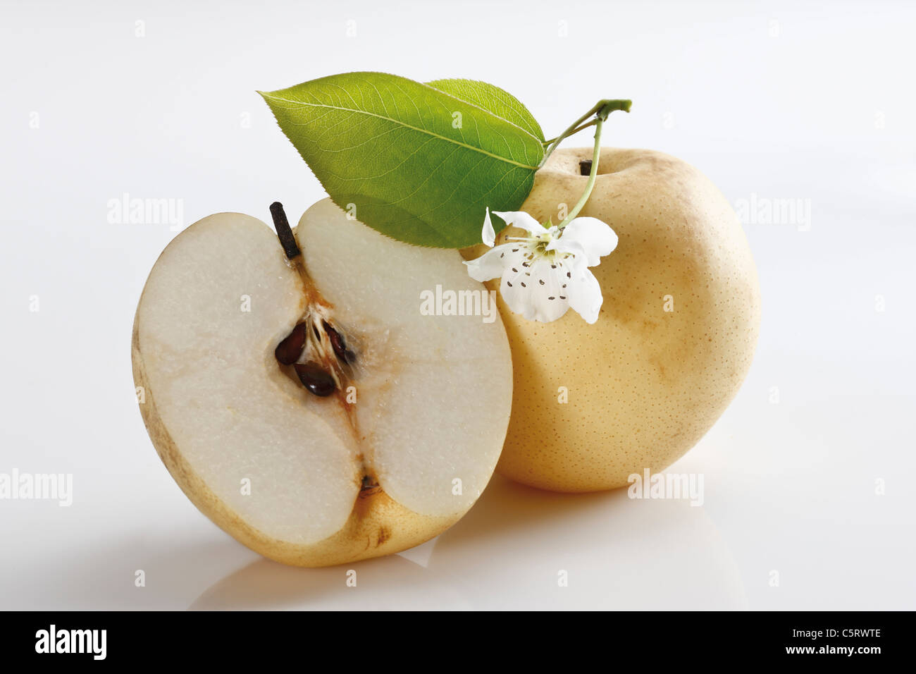 Pera Nashi e Fette di pera nashi con il fiore, close-up Foto Stock