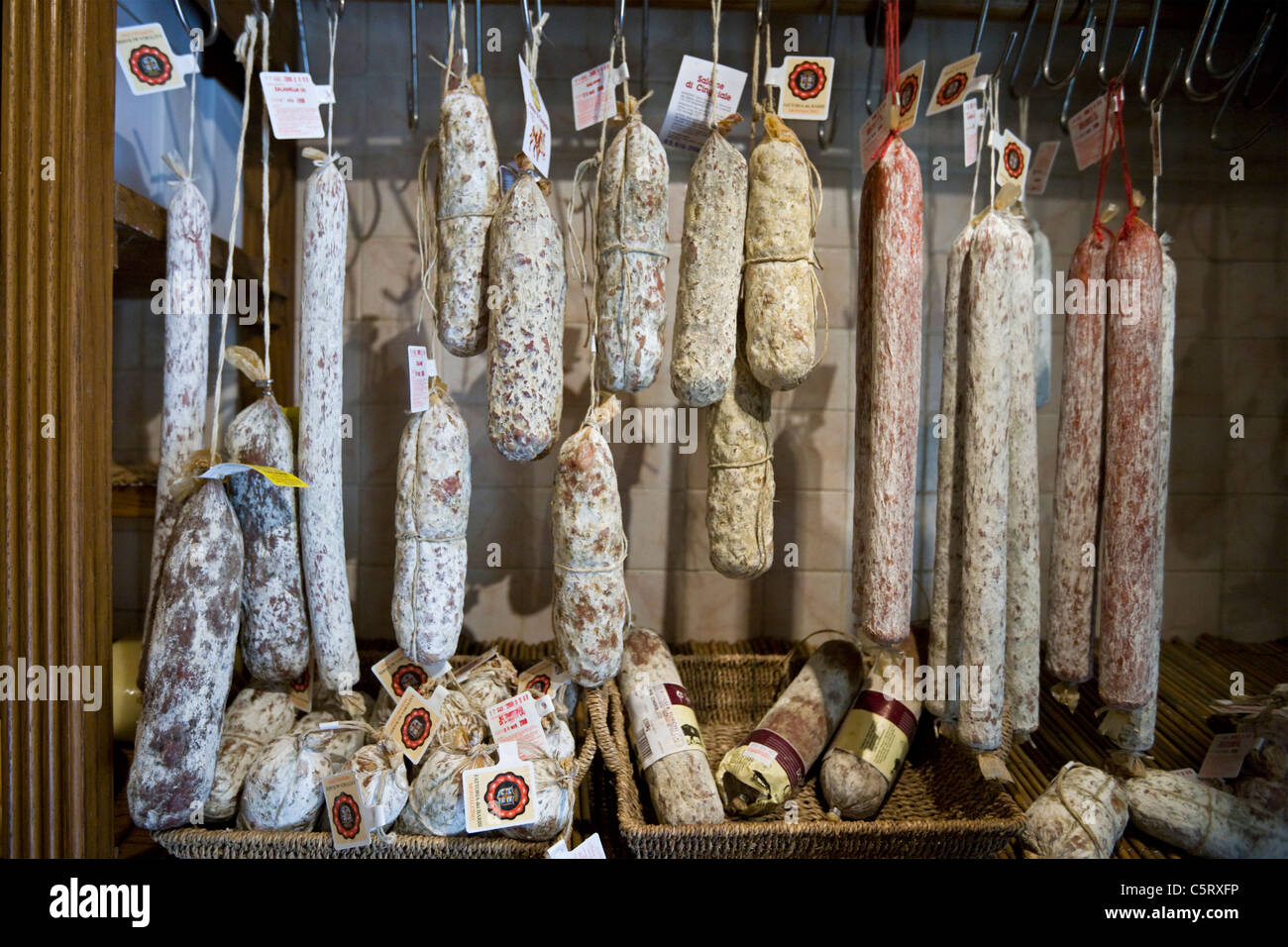 L'Italia, Toscana, Pienza, Salame e Prosciutto in macelleria Foto Stock