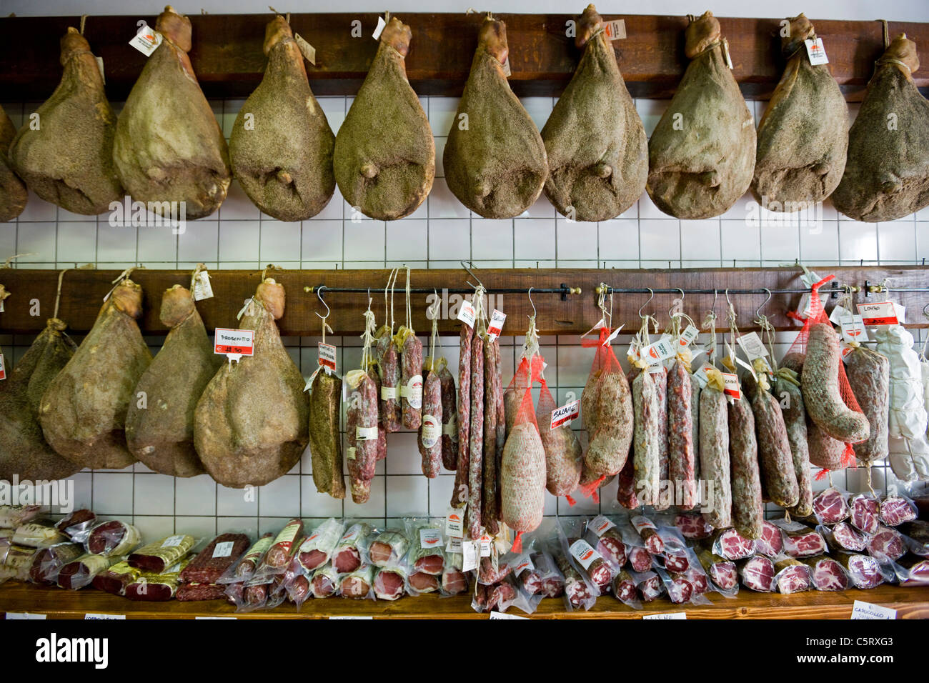 L'Italia, Toscana, Pienza, Salame e Prosciutto in macelleria Foto Stock