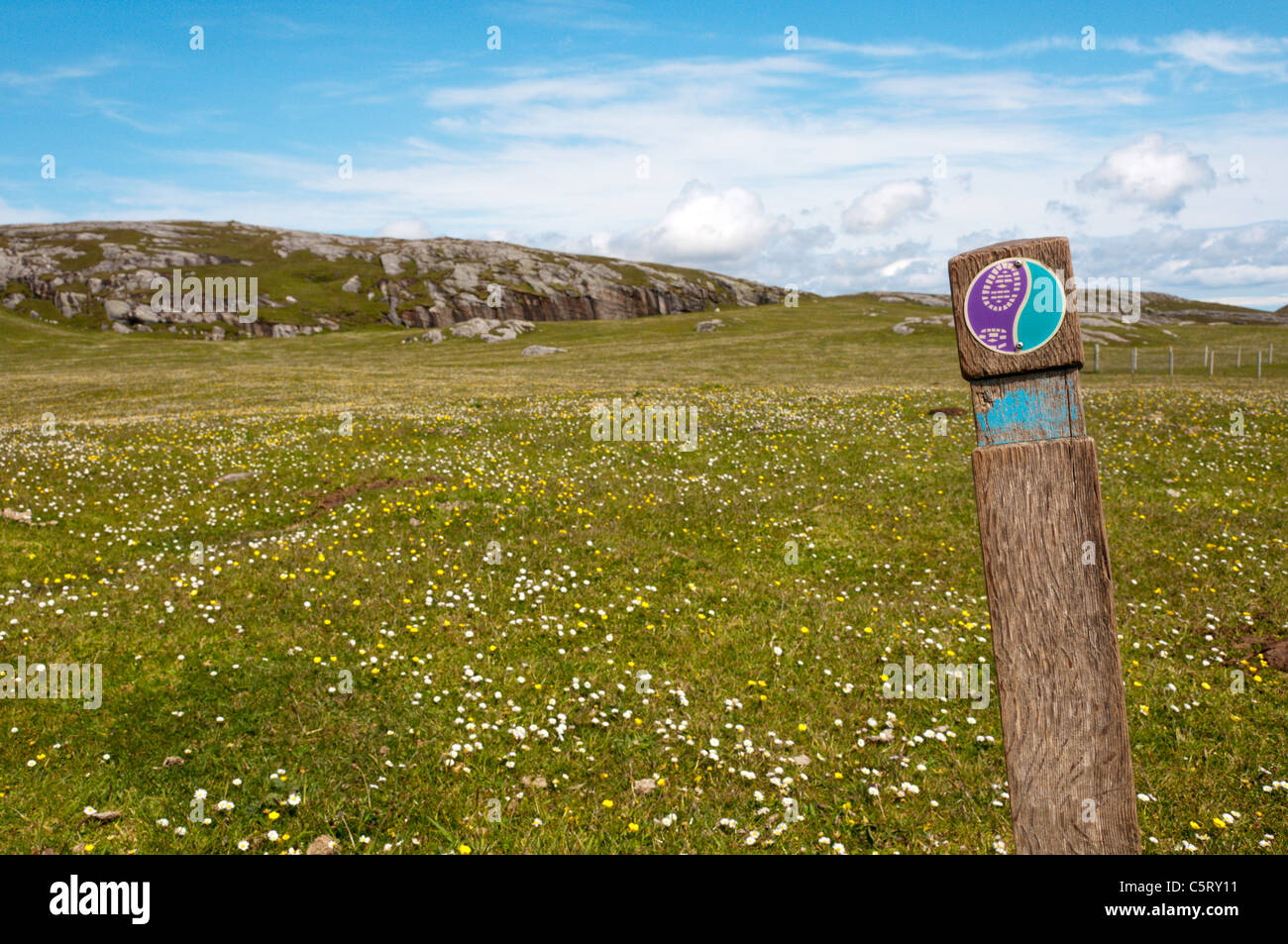 Un segno di direzione per una passeggiata sull'isola di Vatersay nelle Ebridi Esterne Foto Stock