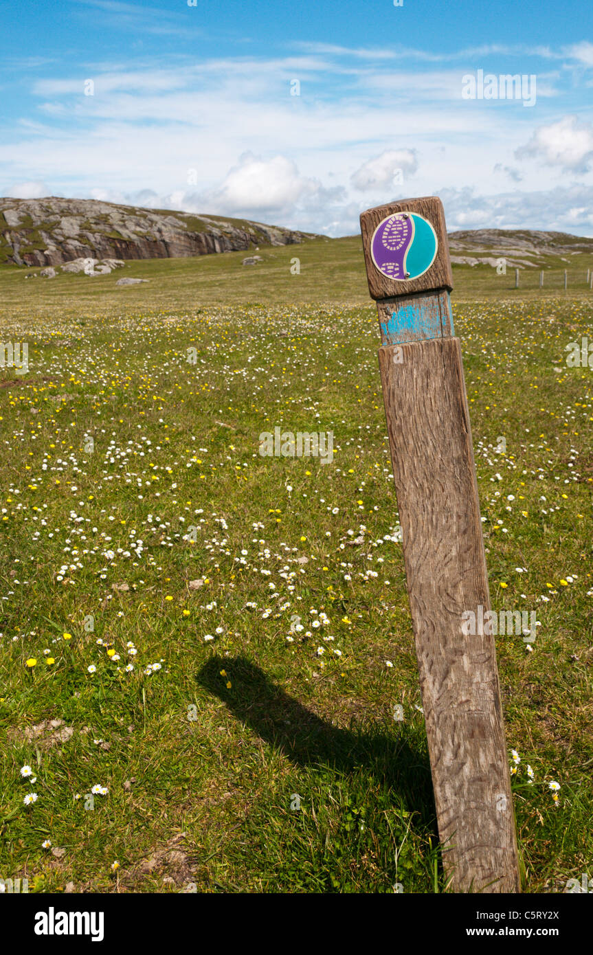 Un segno di direzione per una passeggiata sull'isola di Vatersay nelle Ebridi Esterne Foto Stock