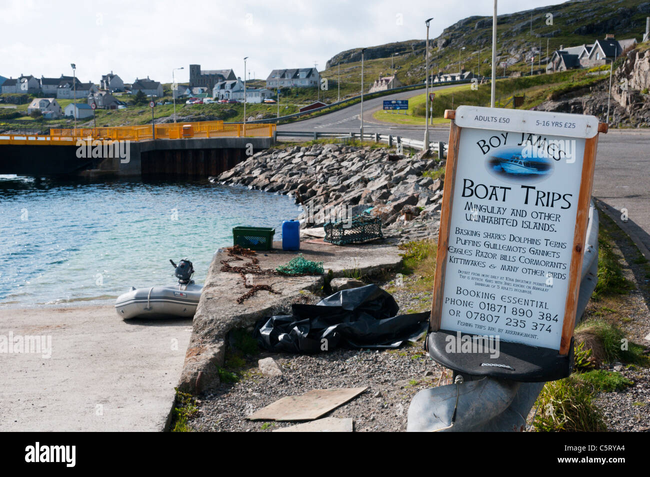 Un segno a Castlebay Harbour sulla barra per natura la visione di gite in barca per alcune delle isole più piccole delle Ebridi Esterne Foto Stock