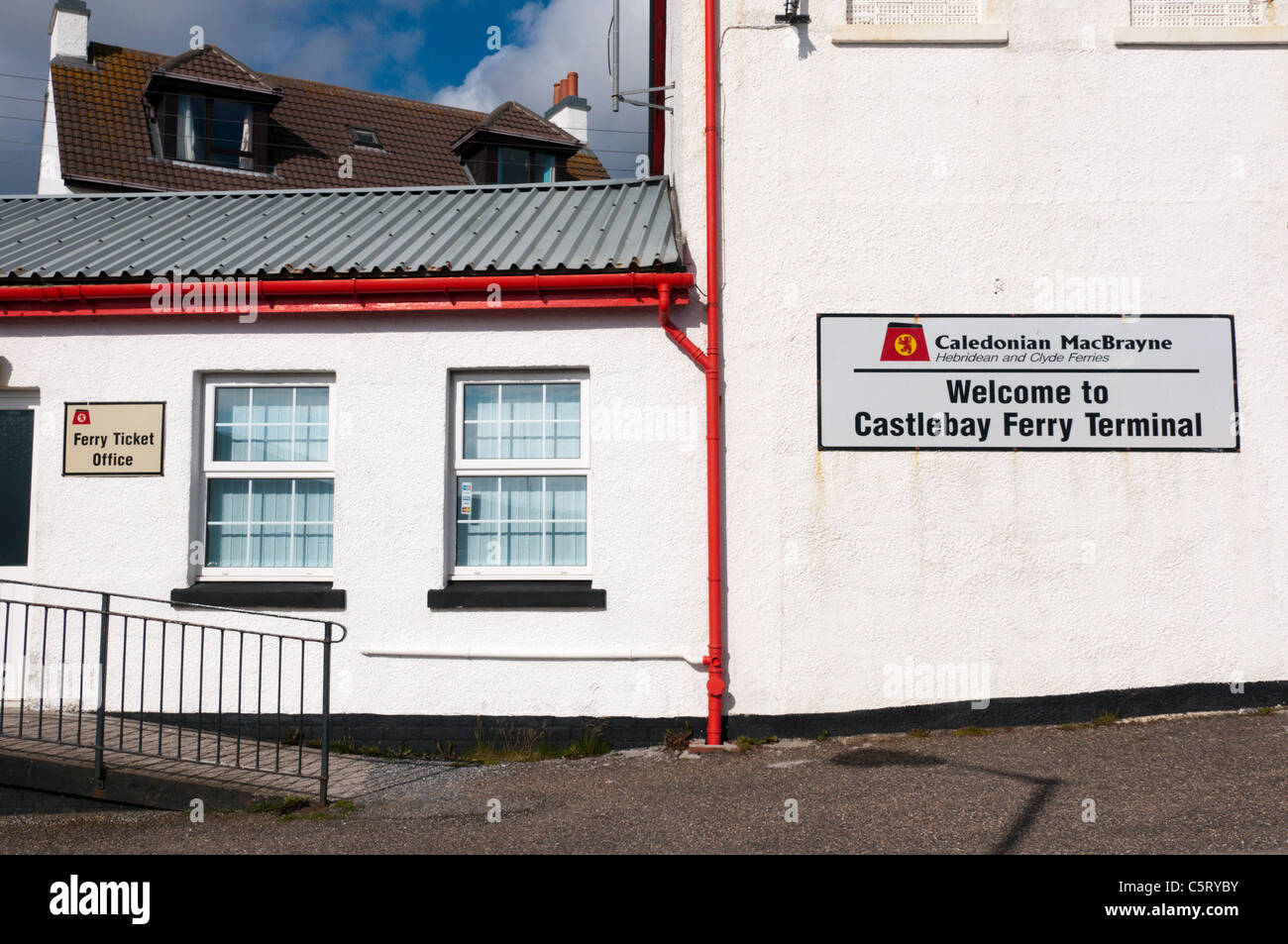 Il Caledonian MacBrayne ferry terminal a Castlebay sull isola di Barra nelle Ebridi Esterne. Foto Stock