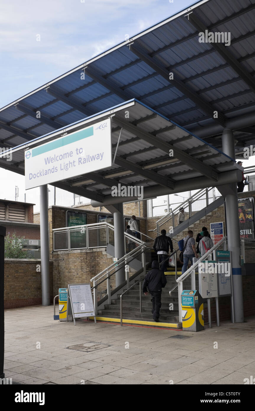 Greenwich, London, England, Regno Unito, Gran Bretagna. Docklands Light Railway (DLR) stazione di entrata Foto Stock