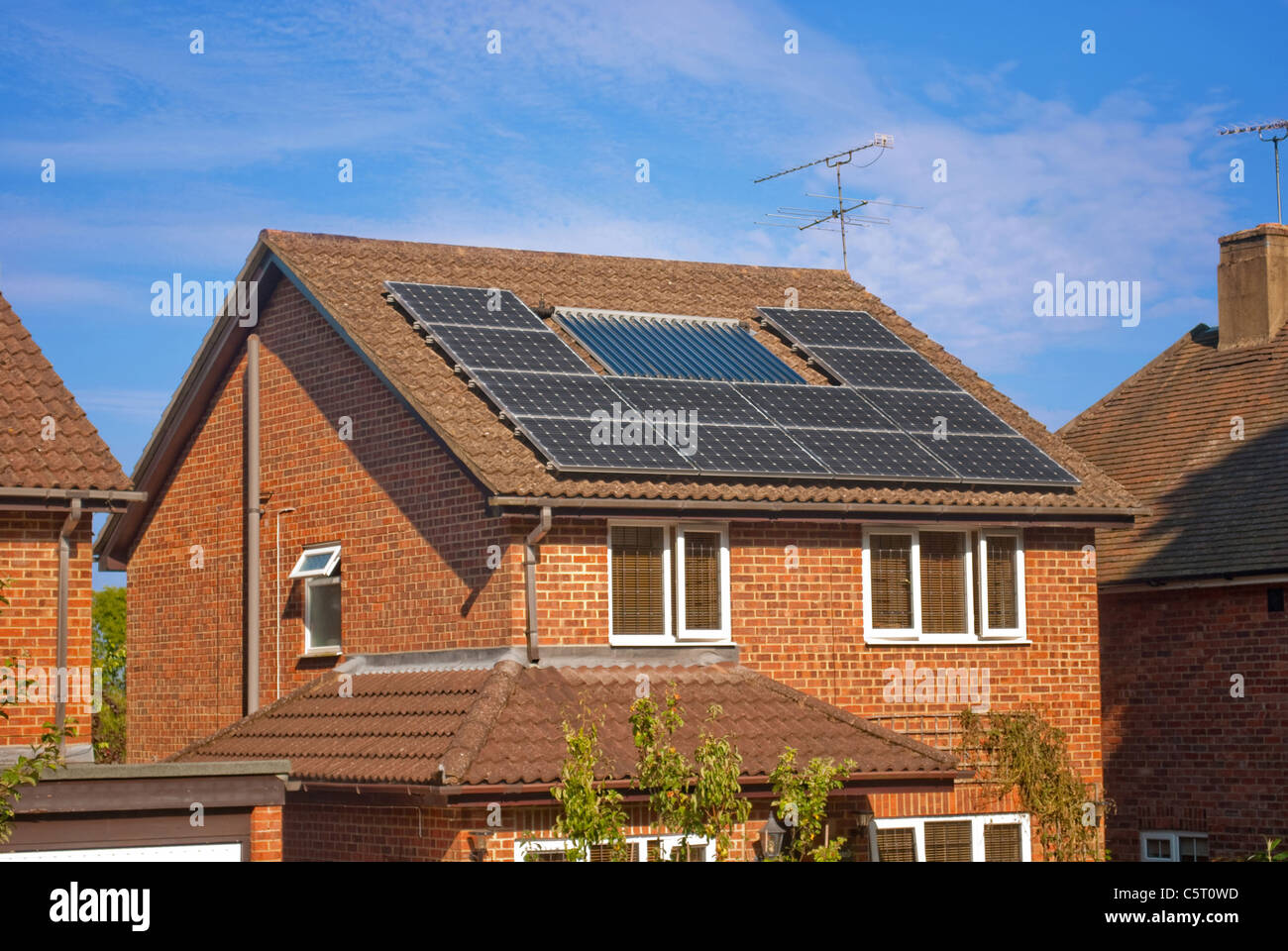 Pannelli solari sulla casa Foto Stock