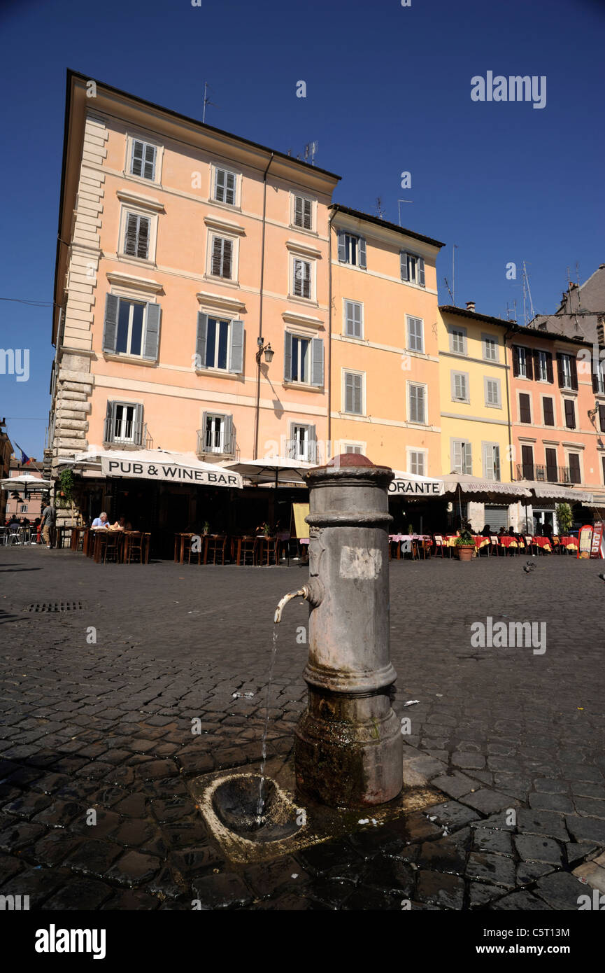Italia, Roma, Campo de' Fiori, fontana di acqua Foto stock - Alamy