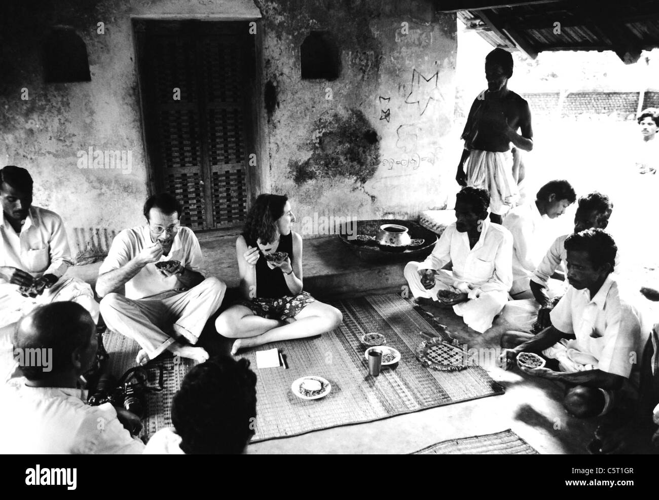 Giornalista e fotografo accolti dal villaggio mentre lavorava con Oxfam Charity nella regione di Orissa in India 1992 Foto Stock