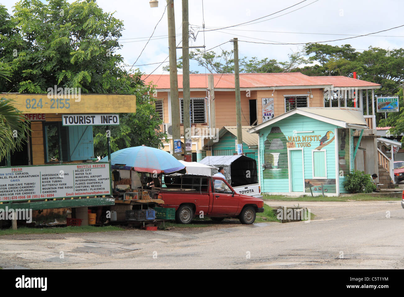 I tour operator, bar e ristoranti vicino alla stazione degli autobus nel centro della città di San Ignacio, Cayo, west Belize, America Centrale Foto Stock