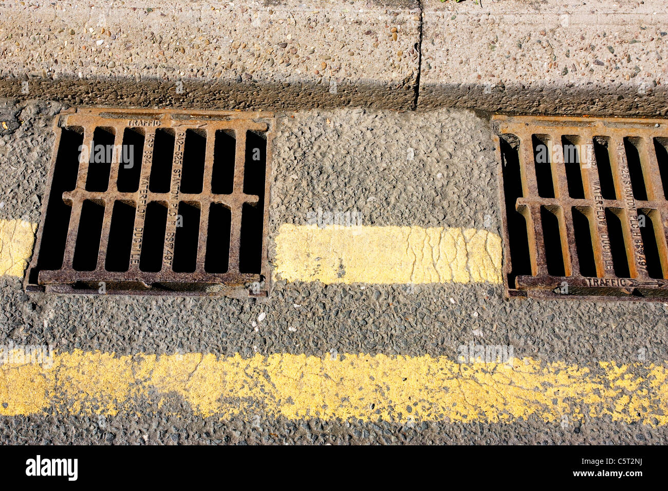 Scarichi acqua a lato di una strada Foto Stock