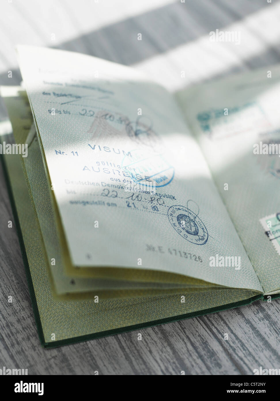 Passaporto stampigliato sul tavolo di legno, close up Foto Stock