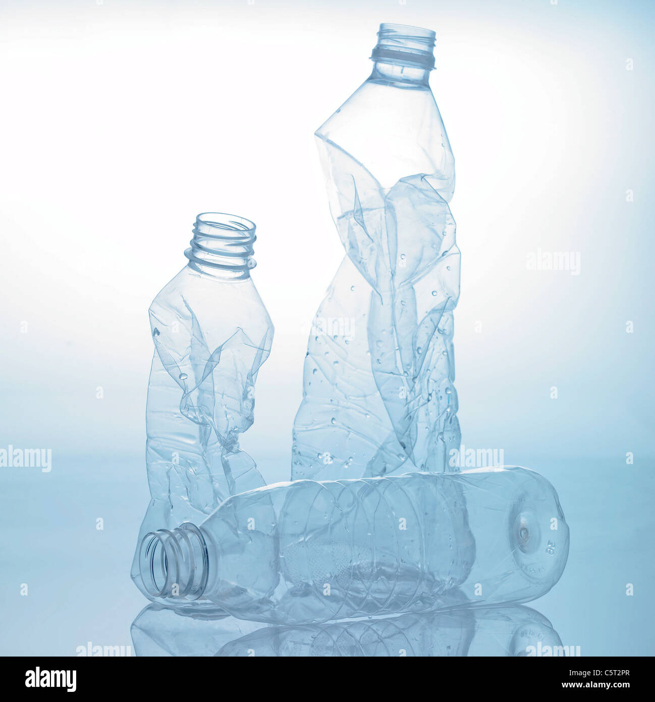 Crumpled bottiglie di plastica e normale bottiglia di plastica Foto Stock