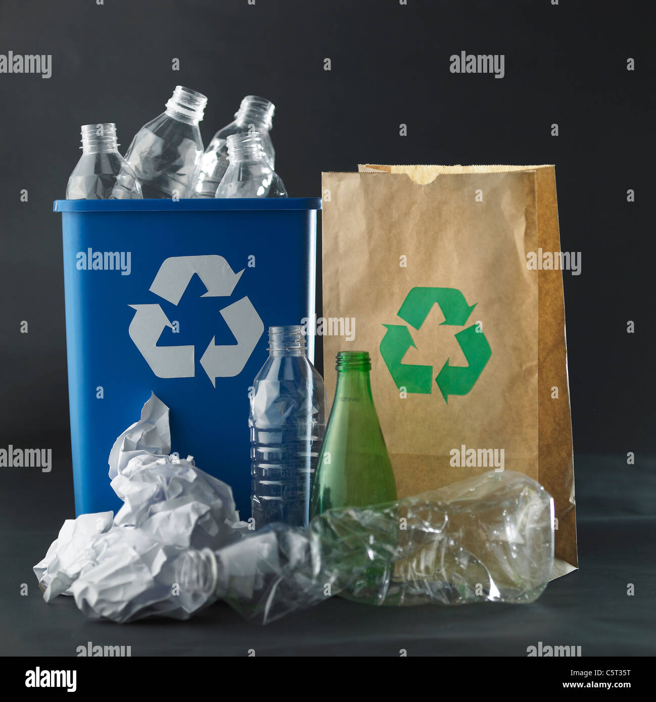 Il contenitore di riciclaggio, sacchetto di carta e altri oggetti Foto Stock