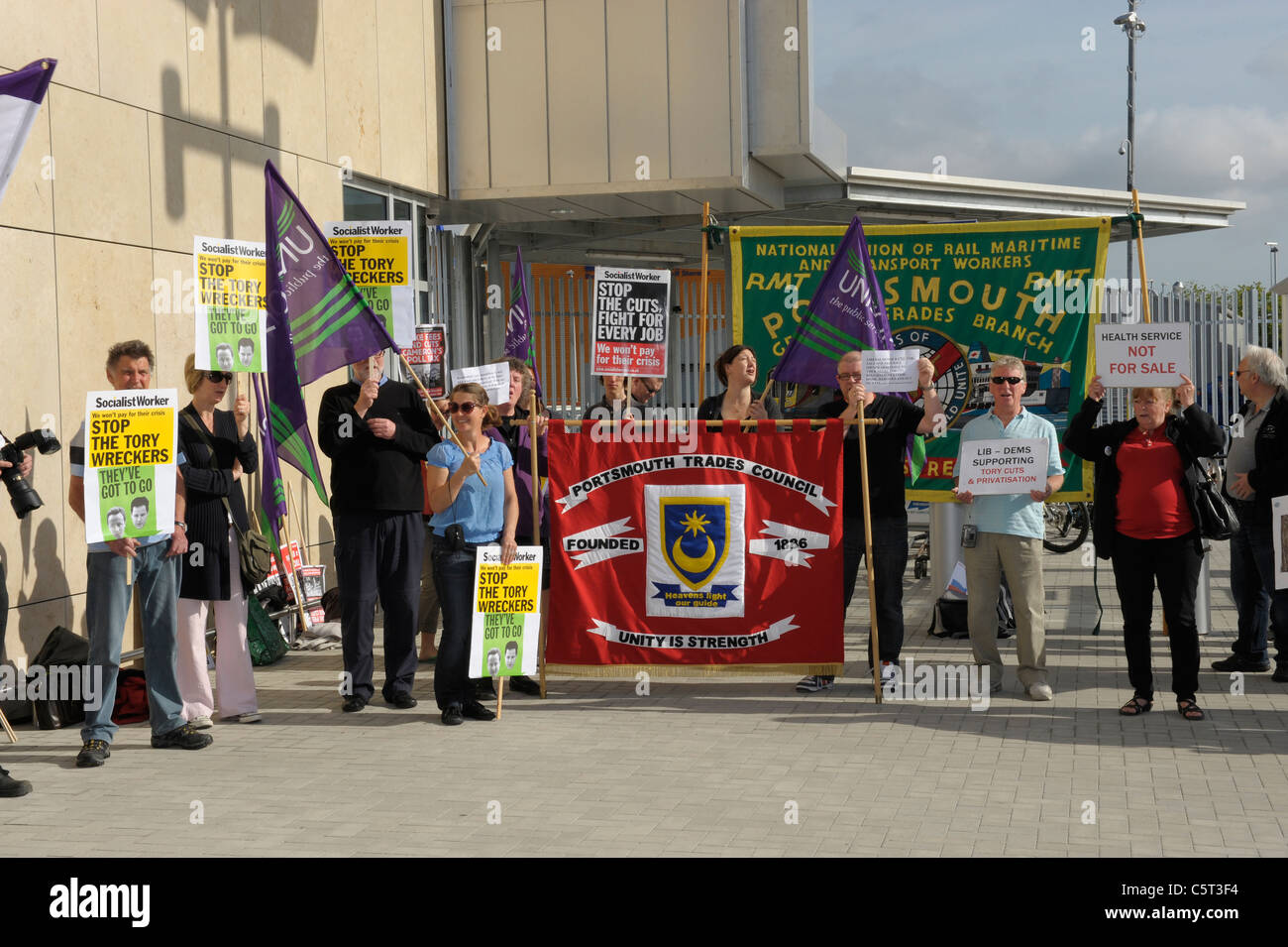Sindacato manifestanti dimostrando contro i tagli di posti di lavoro - Portsmouth, Inghilterra Foto Stock