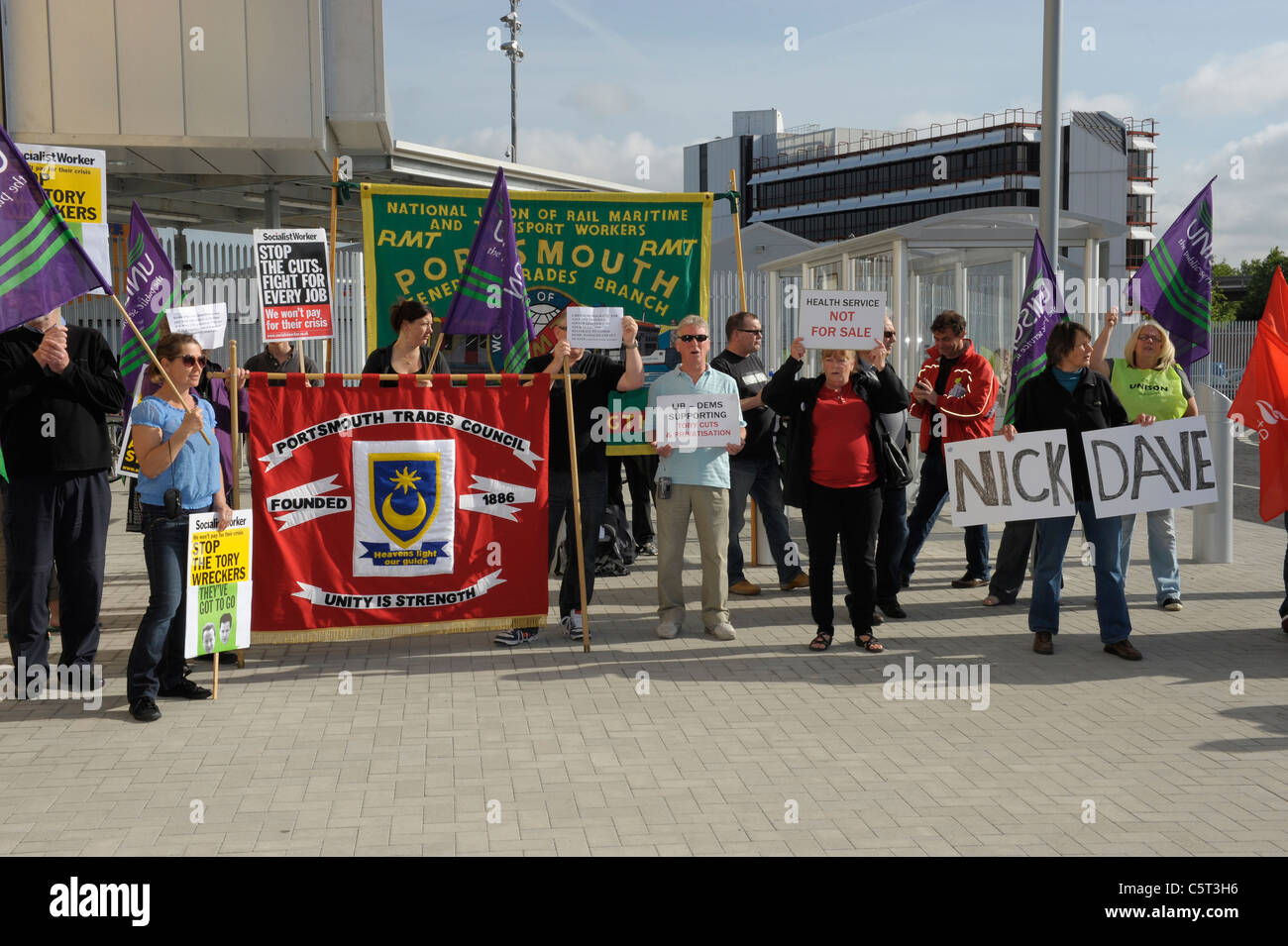 Sindacato manifestanti dimostrando contro i tagli di posti di lavoro - Portsmouth, Inghilterra Foto Stock