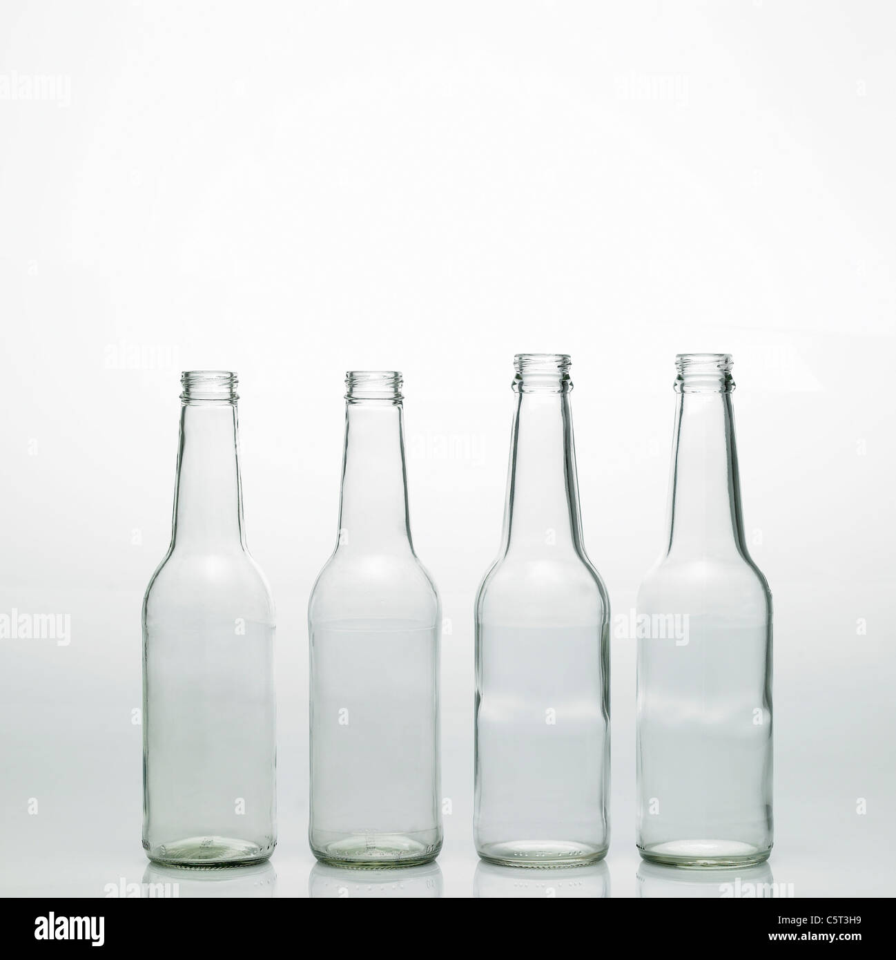 Bottiglie di vetro in una riga Foto Stock
