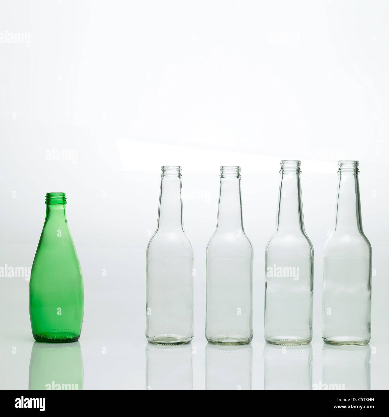 Bottiglie di vetro in una riga Foto Stock