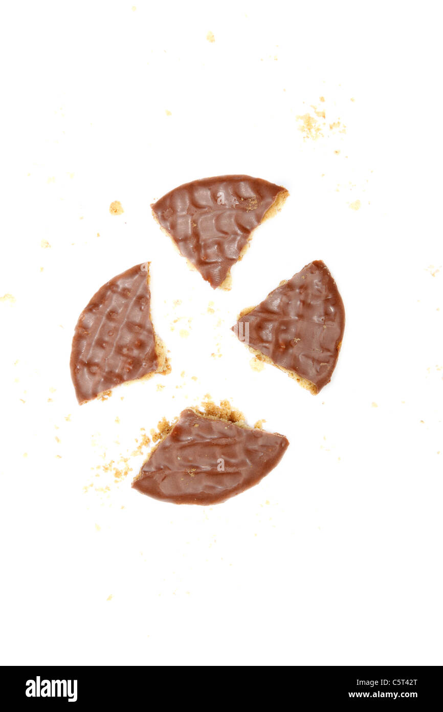 Un cioccolato biscotto digestive suddivisi in quattro pezzi. Foto Stock