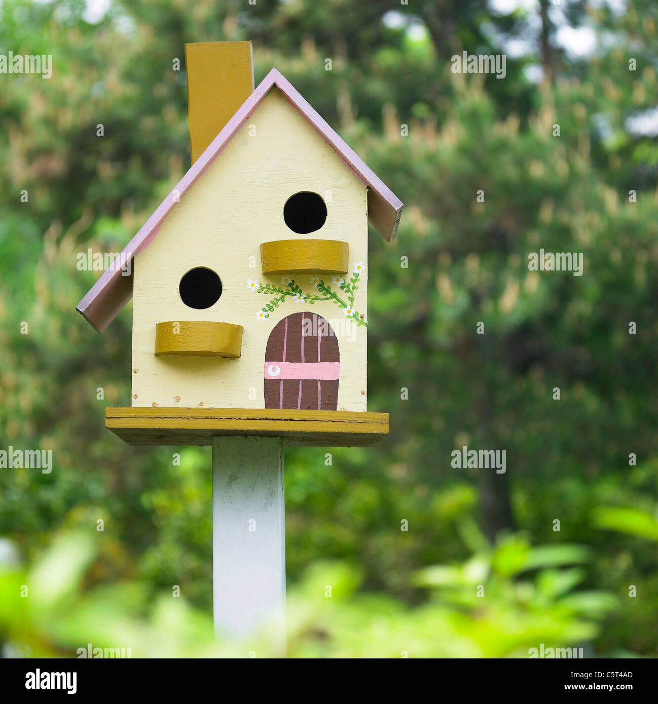 Casa di uccelli in un giardino Foto Stock