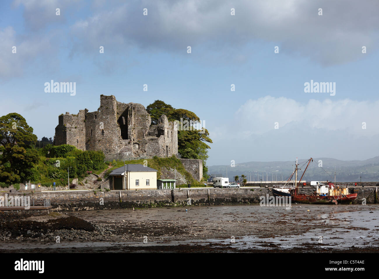 Repubblica di Irlanda, nella contea di Louth, penisola di Cooley, Carlingford, vista di re Giovanni il castello Foto Stock