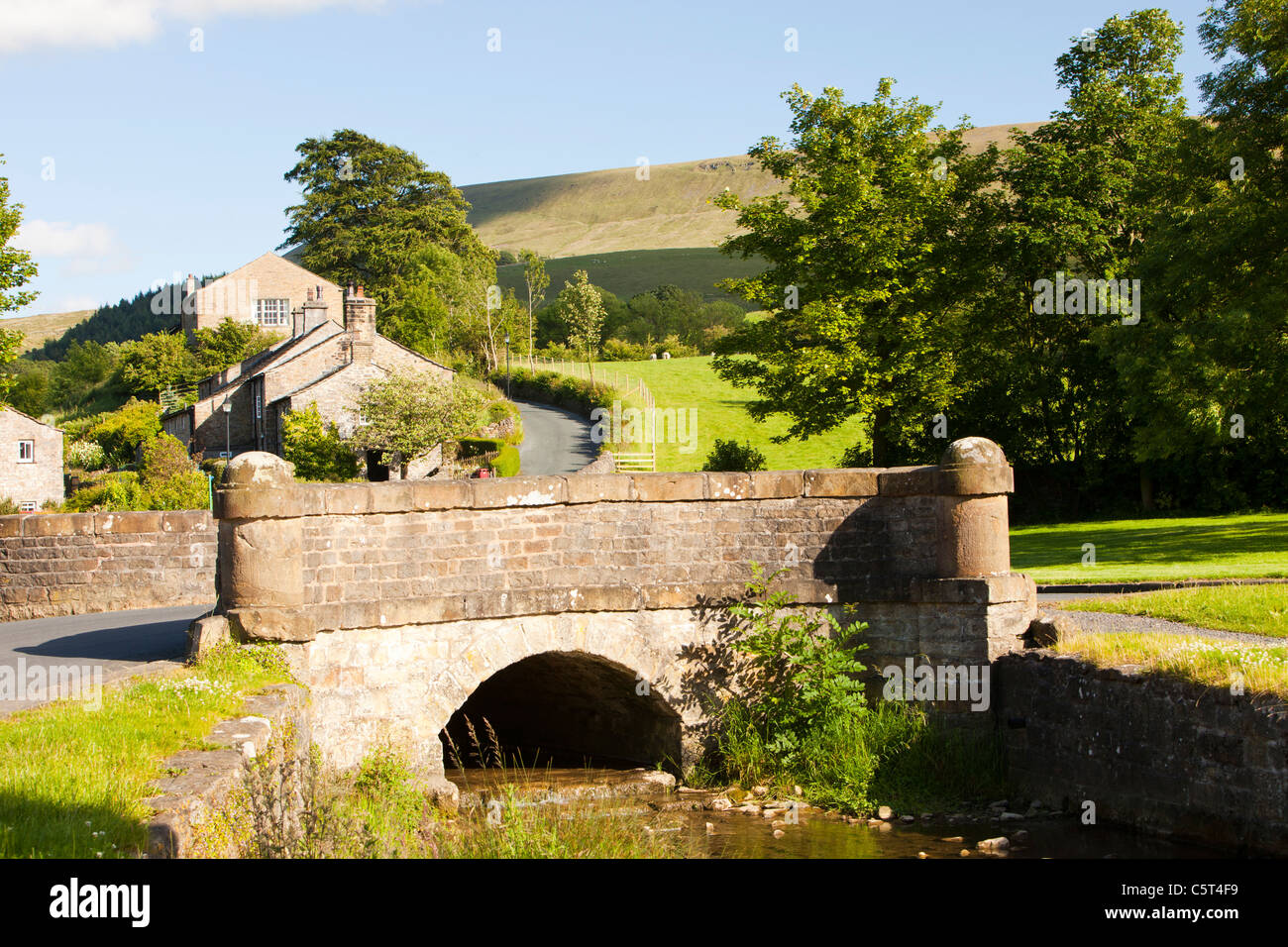 Il grazioso, borgo feudale di Downham, annidato sotto Pendle Hill nel Ribble Valley, Lancashire, Regno Unito Foto Stock