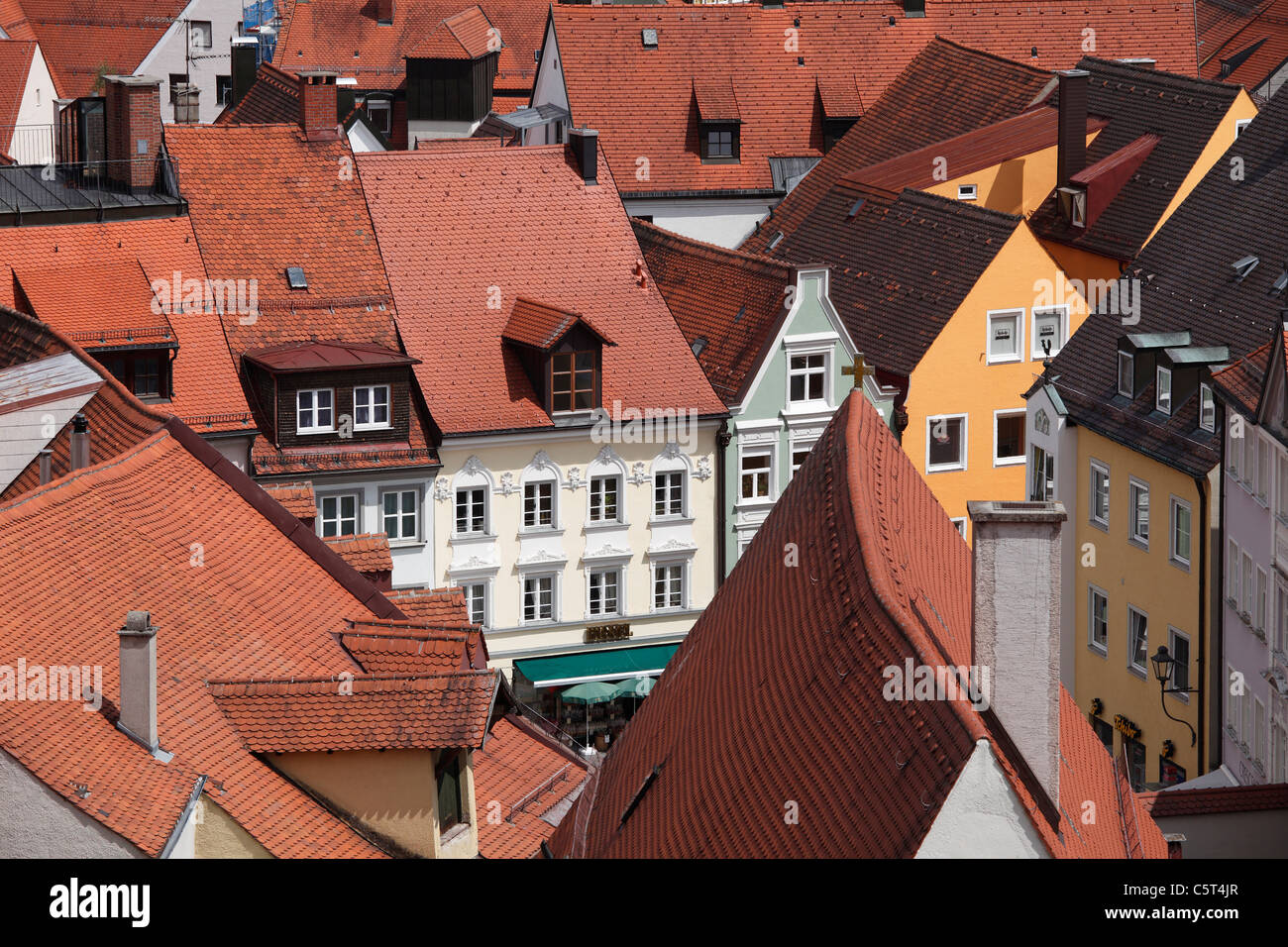 In Germania, il Land della Baviera e della Svevia, Algovia orientale Kaufbeuren, vista dei tetti della città vecchia Foto Stock